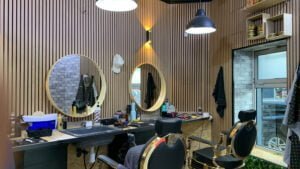 Les panneaux de bois s'utilisent également dans des espaces professionnels comme chez ce barbier